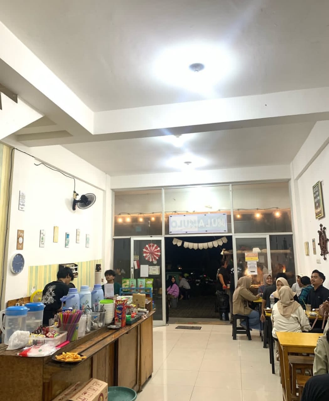 Suasana malam di Warkop Kula Kulo