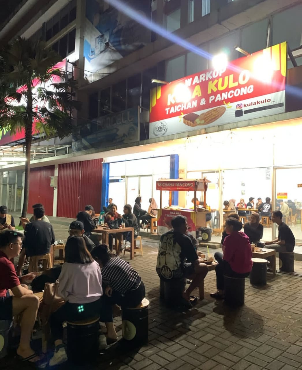 Suasana ramai pengunjung di Warkop Kula Kulo
